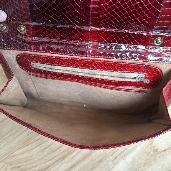 Red crocodile/ Snack skin textured clutch - Picture 5 of 6